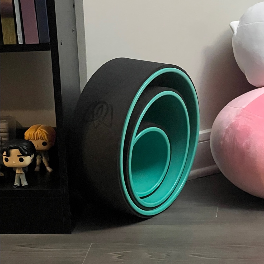 Black and Teal Yoga Wheel Set